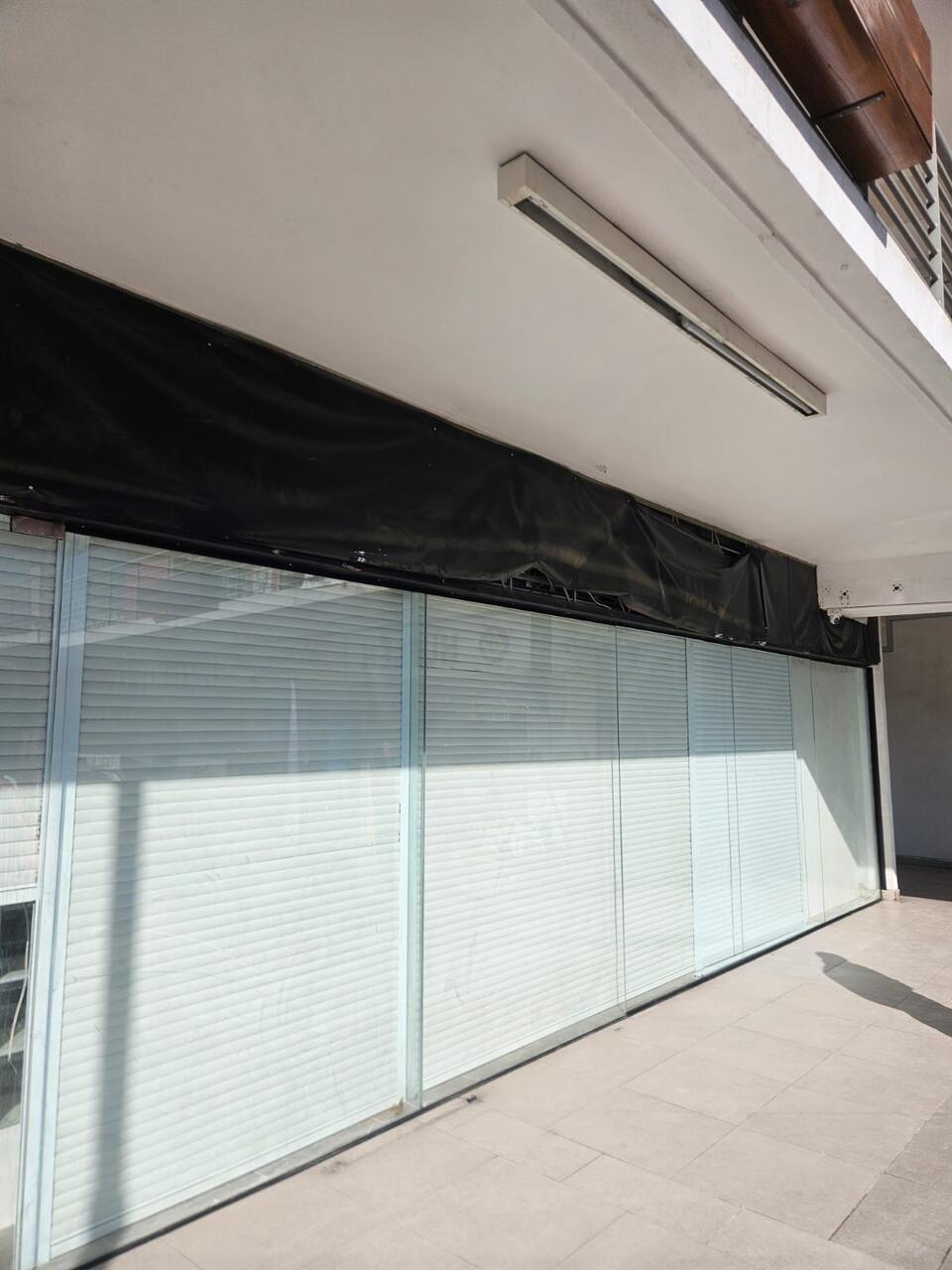 Casa con dos persianas de aluminio café instaladas