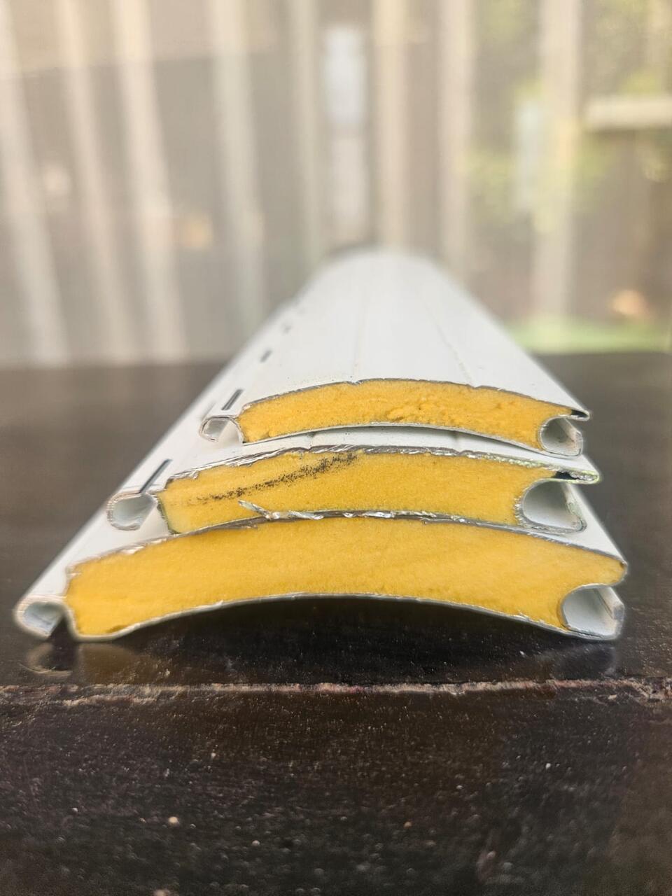 Detalle de lamas de aluminio con aislante